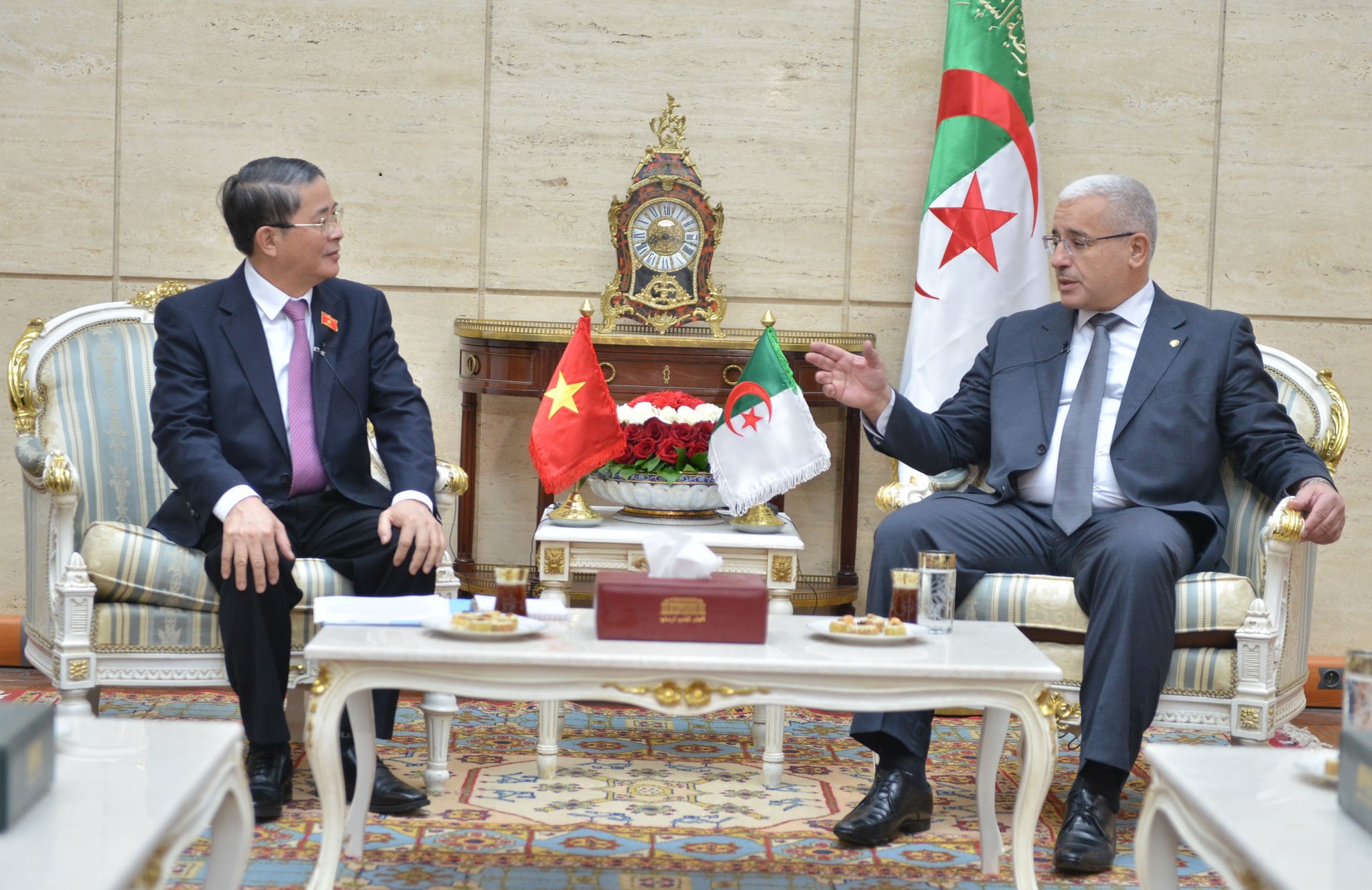Pictures.. Boghali receives a Vietnamese parliamentary delegation - Al-Hiwar Al-Jazaeryya