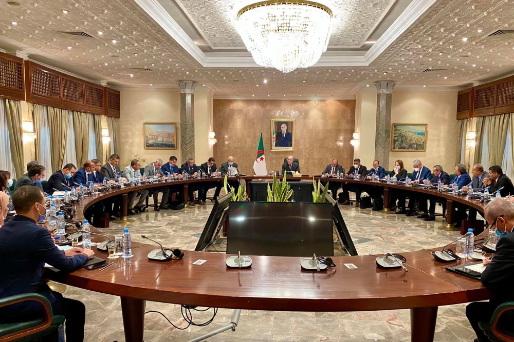 The government meeting is examining the preliminary draft of the general policy statement