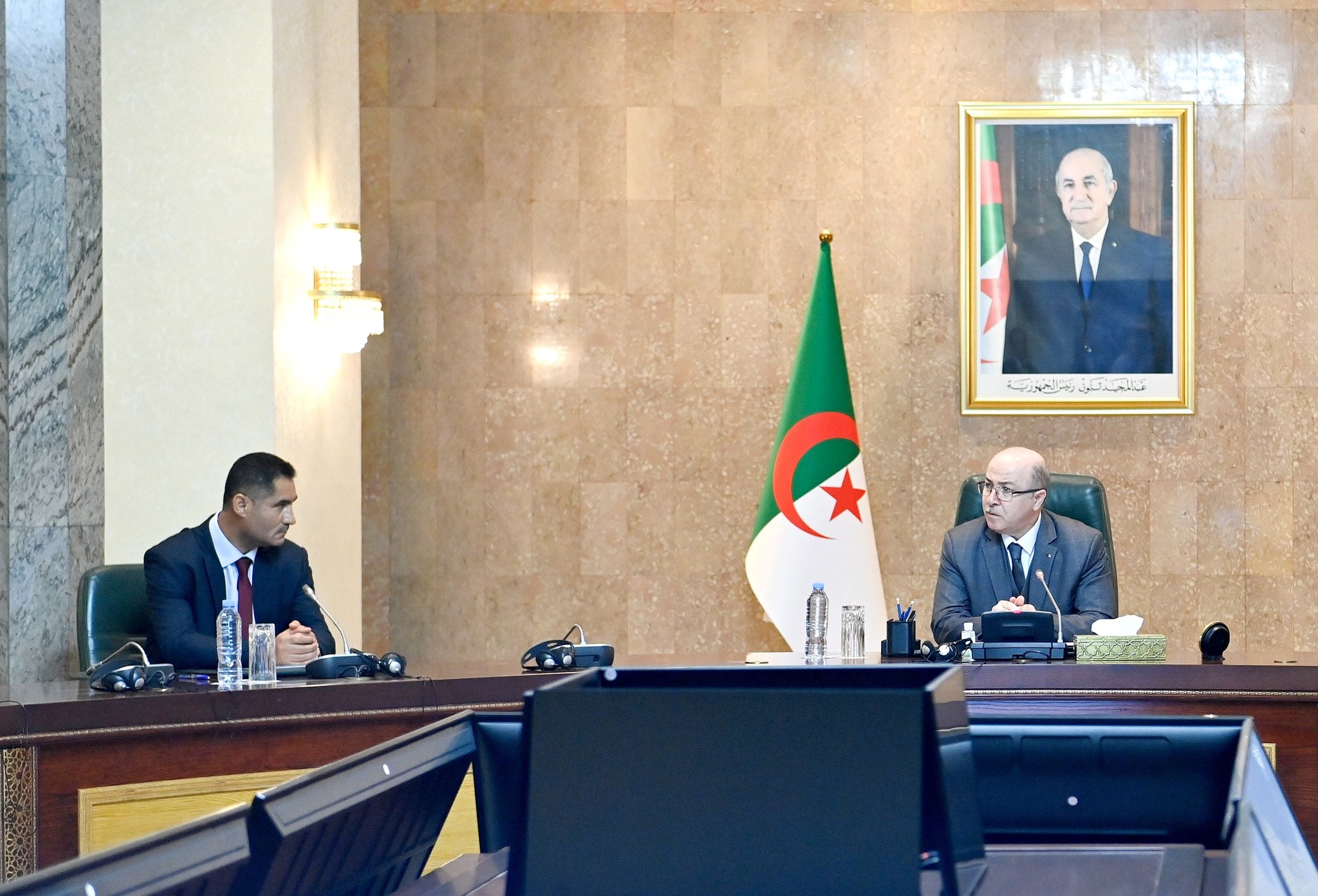 In pictures.. The Prime Minister supervises the installation of Mohamed Oqab as a new Minister of Communication - Al-Hiwar Al-Jazairia