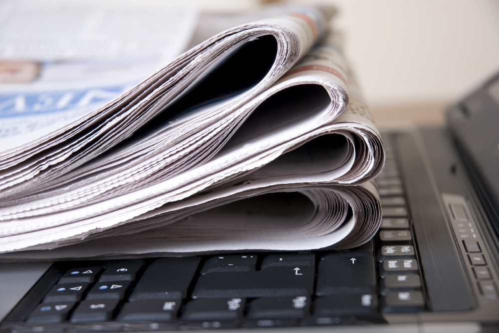 Subjecting the establishment of electronic newspapers to a permit system instead of accreditation