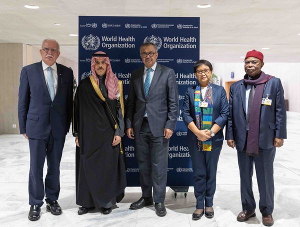 The appointed delegation of the Ministerial Committee of the Extraordinary Joint Arab-Islamic Summit meets with the Director-General of the World Health Organization