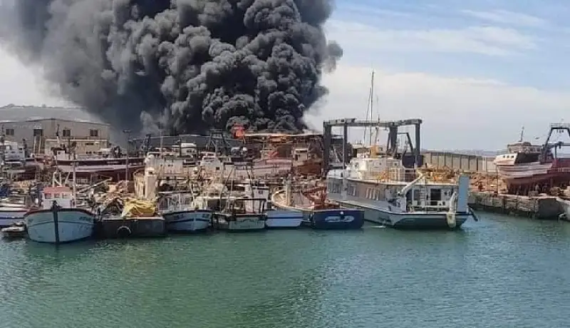 A massive fire broke out inside a fishing boat repair shop - New Algeria