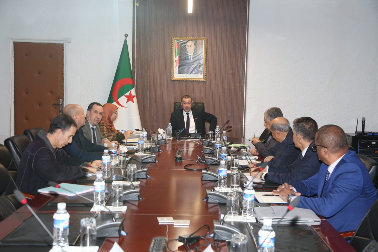 Saeed supervises a working session - New Algeria