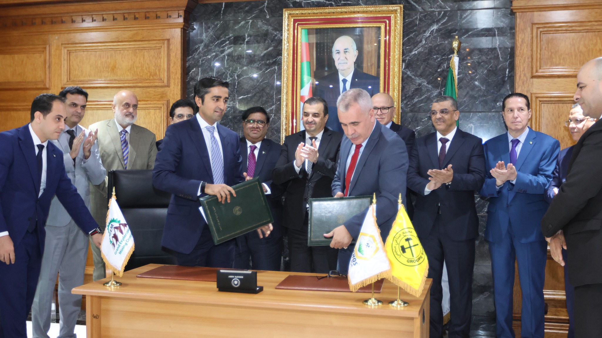 Arkab oversees the signing of a memorandum of understanding between "Sonarram" and the Pakistani "Fatima Fertilizer" company - the Algerian dialogue
