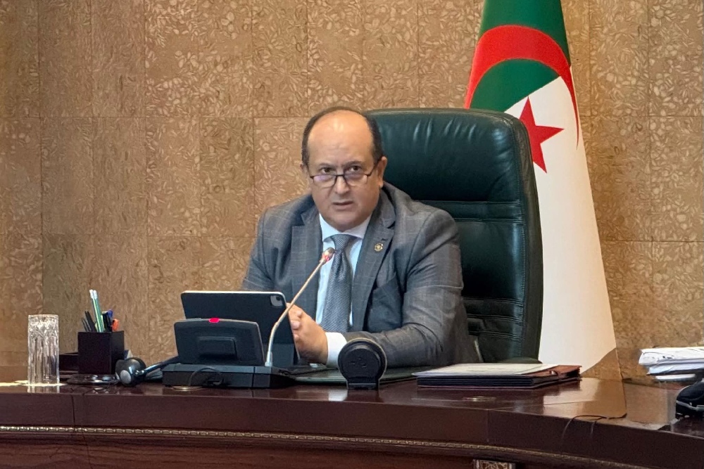 A stranger heads a meeting for the government .. This is what came in it