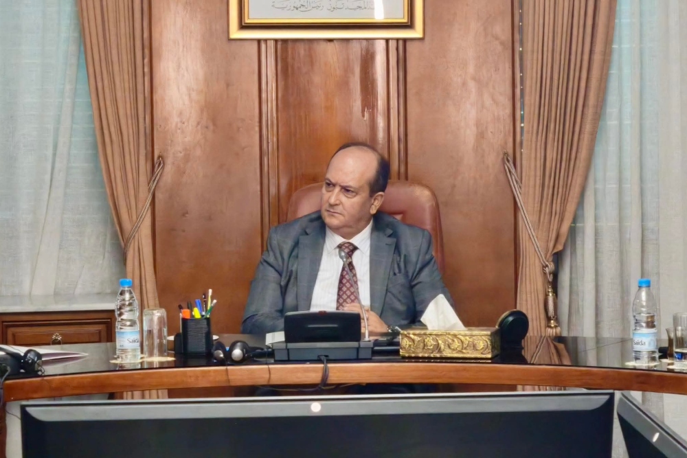 Gharib chairs a government meeting - Al-Ikhbariya
