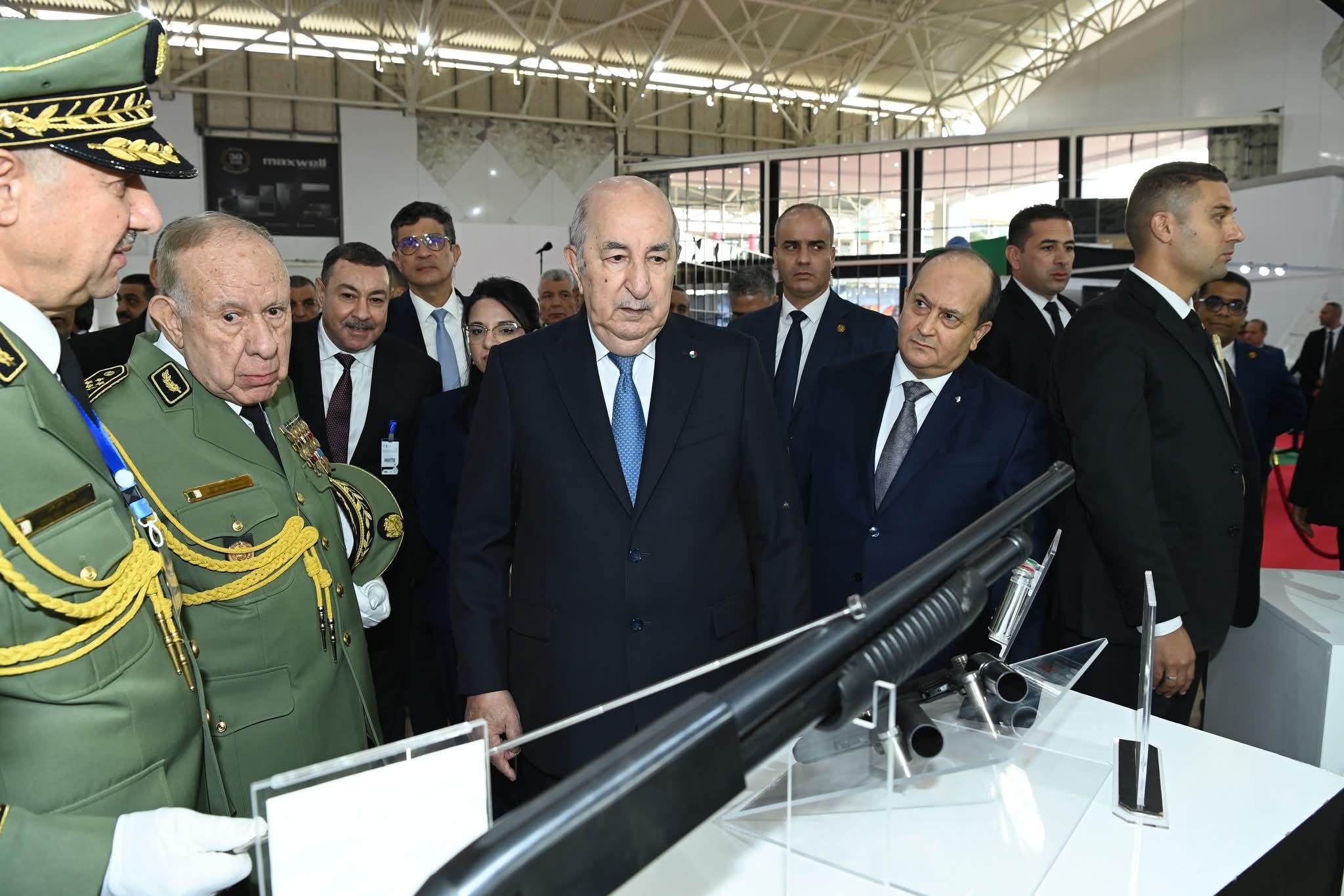 President Tebboune visits the pavilion of the Ministry of National Defense - New Algeria