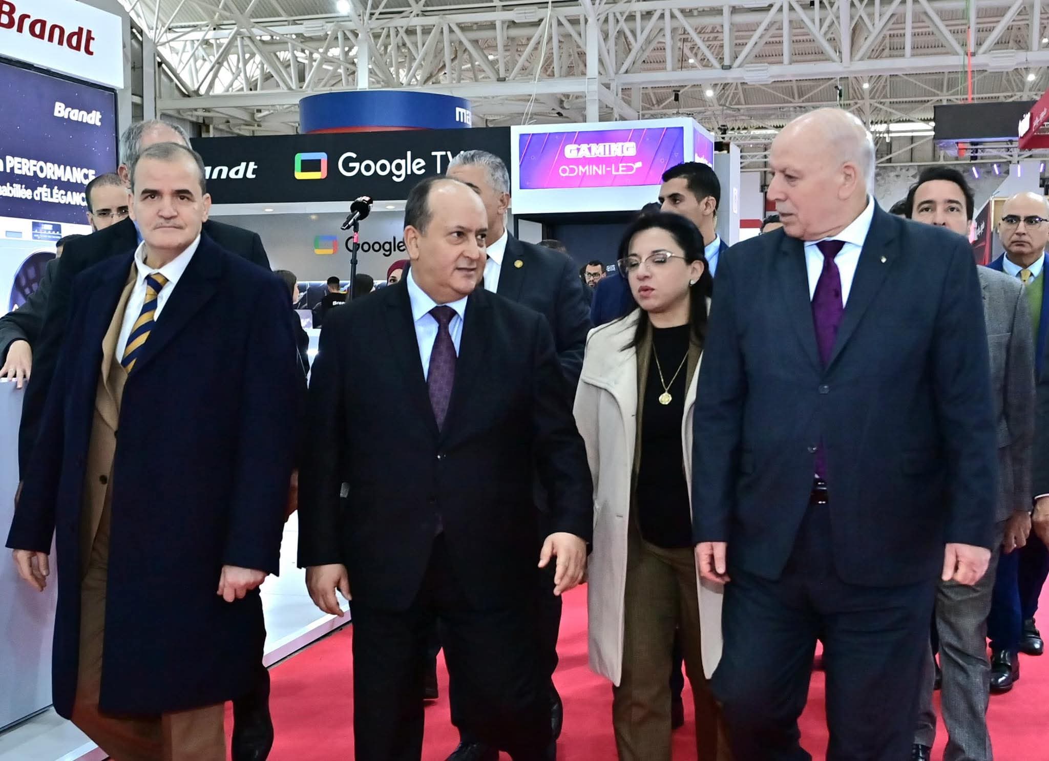 Prime Minister Seifi visits the National Production Exhibition - New Algeria