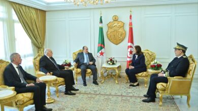 The Prime Minister arrives in Tunisia to participate in the Algerian-Tunisian Higher Joint Committee for Cooperation