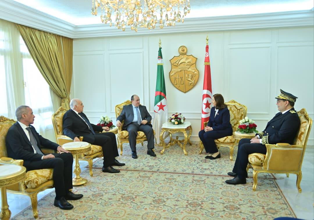 The Prime Minister arrives in Tunisia to participate in the Algerian-Tunisian Higher Joint Committee for Cooperation