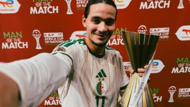 Hajj Moussa reassures himself before the Congo-Algeria match