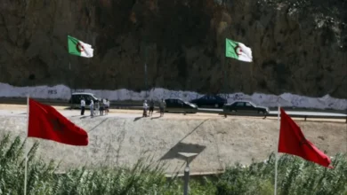 Moroccans raise the entity’s flag on the Algerian border.. The Moroccan people oppose - New Algeria
