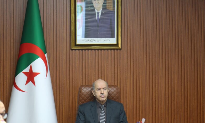 The Minister of Labor evaluates the activity of the central frameworks and stresses the digitization of services - Algerian Al-Hiwar newspaper