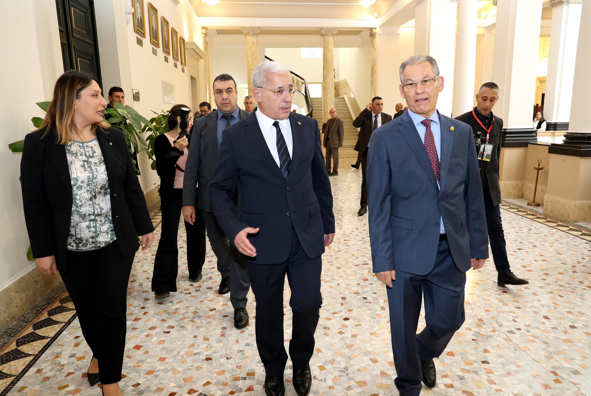 It could be a picture of the Oval Office