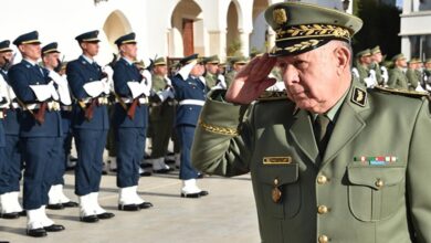Lieutenant General Saeed Chengriha inspects the casualties of a military transport plane crash - New Algeria