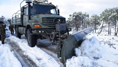 Snow closes many roads, trapping dozens of people and cars