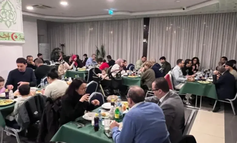 The Algerian Consulate in Frankfurt organizes a group breakfast for students and the national community - Algerian Al-Hiwar newspaper
